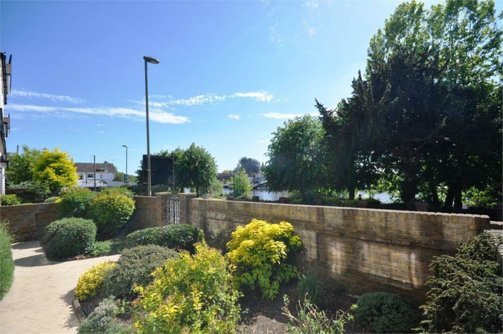 Thames View Apartments Staines-upon-Thames Екстер'єр фото